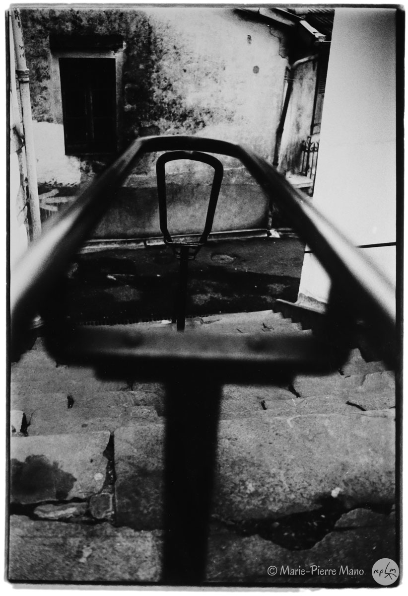 Légère inclinaison du seuil Légère inclinaison du seuil - Série Brèche du verbe