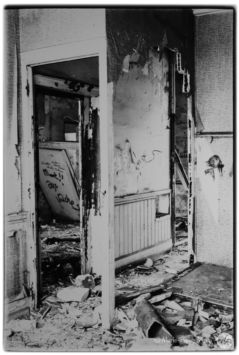 Porte donnant sur seuil de mots Porte donnant sur seuil de mots - Série Brèche du verbe